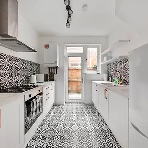 Beautifully Modern 2-bed W/garden , London United Kingdom